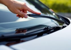 découvrez nos astuces simples et efficaces pour entretenir le balai essuie-glace de votre renault captur ii et garantir une visibilité optimale en toutes saisons.