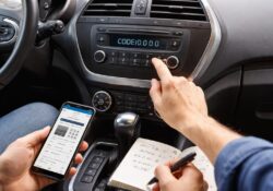 apprenez à déverrouiller facilement le code autoradio renault en suivant nos 5 étapes simples et rapides. plus besoin d'attendre, retrouvez votre musique en un rien de temps !