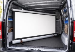 découvrez comment ranger et protéger efficacement votre écran de projection dans votre véhicule grâce à des méthodes simples et pratiques.