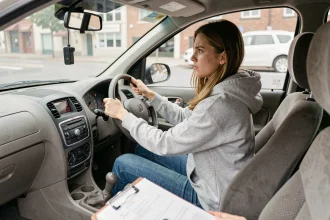 Jeune femme au volant d'une voiture d'auto-école avec un compteur de temps visible sur le tableau de bord